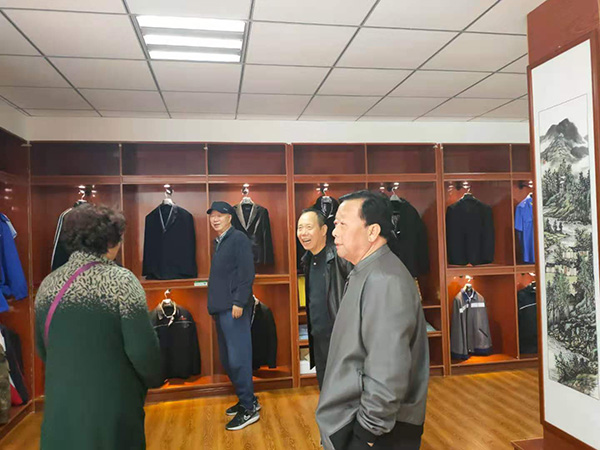 甘肅省文史館原館長(zhǎng)劉醒初、 隴南市政協(xié)原副主席張俊蘭一行到蘭州耐特服飾有限公司隴南生產(chǎn)基地參觀(guān)